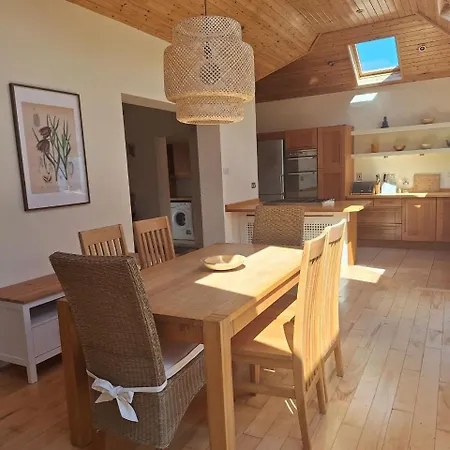 Bright Open Airy Living In Dublin 14 *