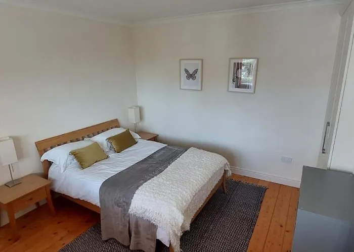 Bright Open Airy Living In Dublin 14 *