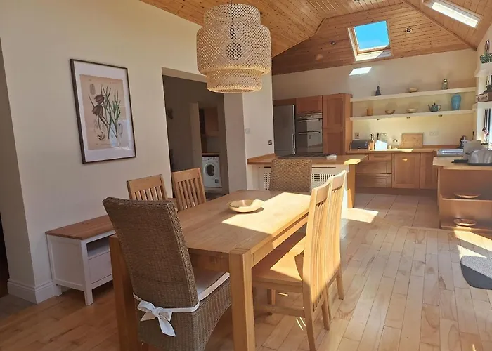 Bright Open Airy Living In Dublin 14 *